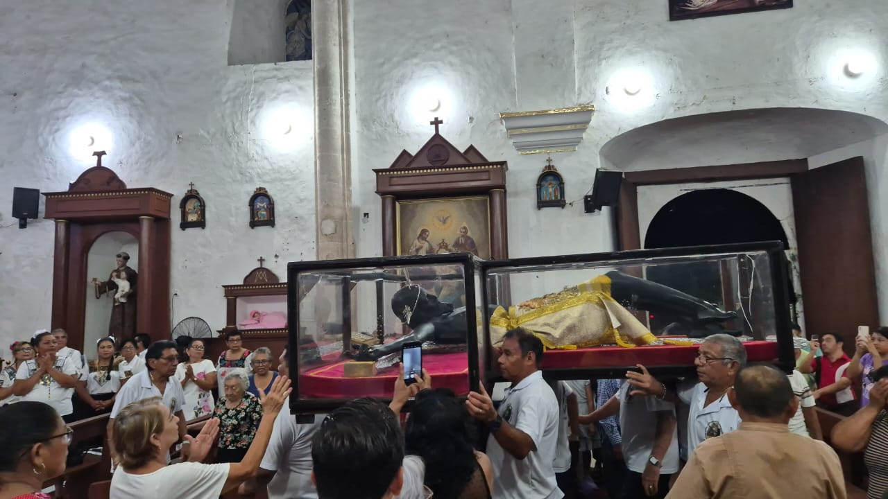 Feligreses participaron en la procesión del Cristo Negro Señor de San Román en honor a la Virgen de las Mercedes. Feligreses participaron en la procesión del Cristo Negro Señor de San Román en honor a la Virgen de las Mercedes.