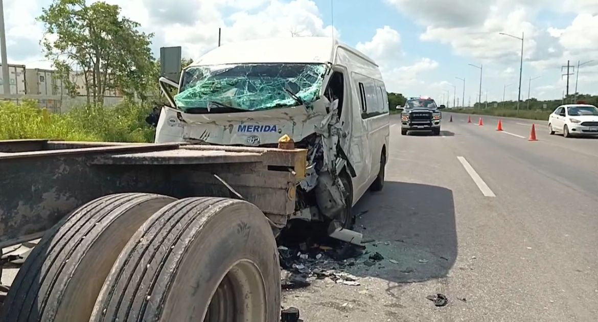 La Van presentó graves daños tras el impacto La Van presentó graves daños tras el impacto