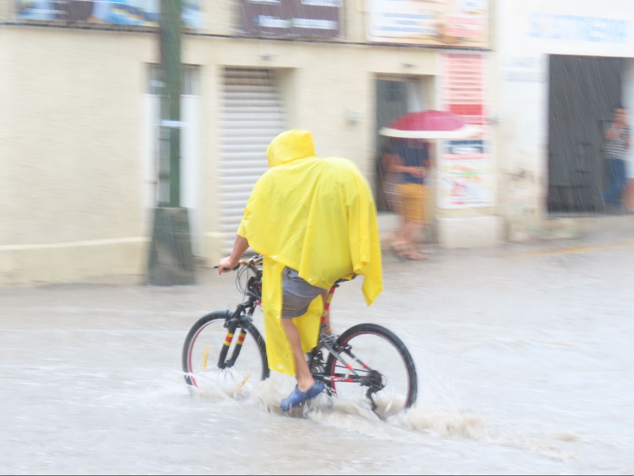 Las calles se encuentran inundadas por las lluvias Las calles se encuentran inundadas por las lluvias