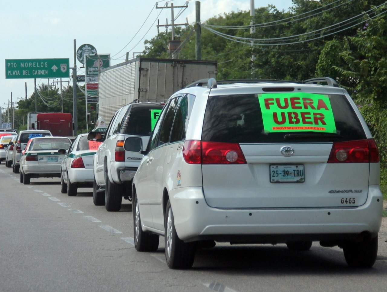 Taxistas de Cancún exigen la salida de plataformas de viajes