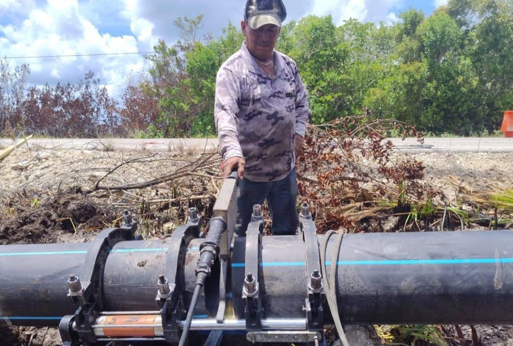 Trabajadores rehabilitan la tubería en Sisal Trabajadores rehabilitan la tubería en Sisal