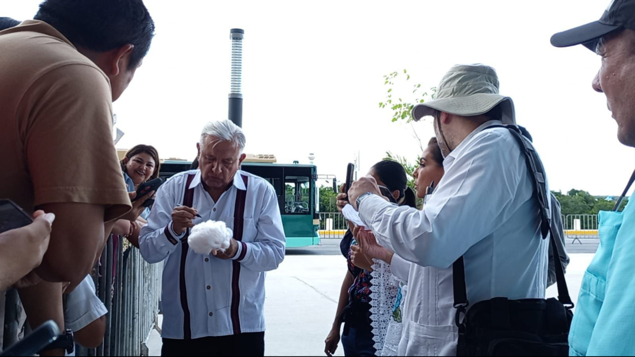 AMLO realizó una pausa para conversar con sus simpatizantes AMLO realizó una pausa para conversar con sus simpatizantes