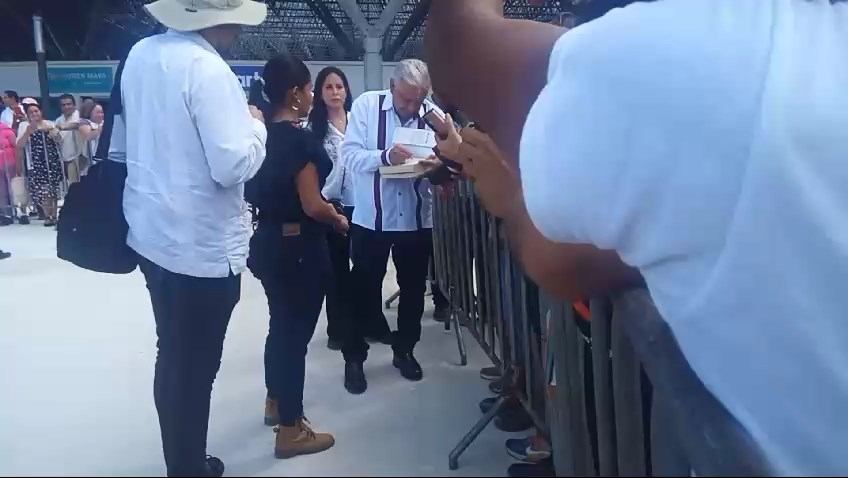 AMLO se detuvo para firmar autógrafos AMLO se detuvo para firmar autógrafos