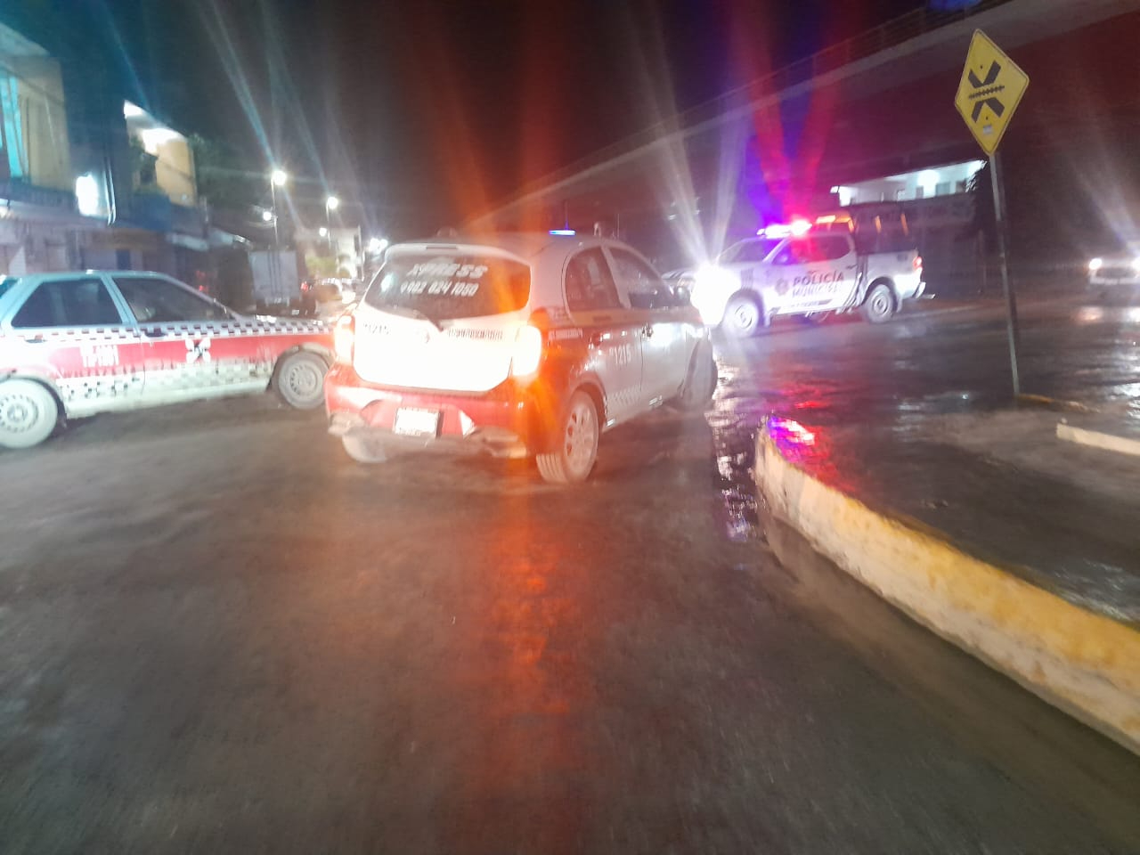 La cruceta del vehículo se rompió, dejando el taxi varado en medio de la avenida La cruceta del vehículo se rompió, dejando el taxi varado en medio de la avenida