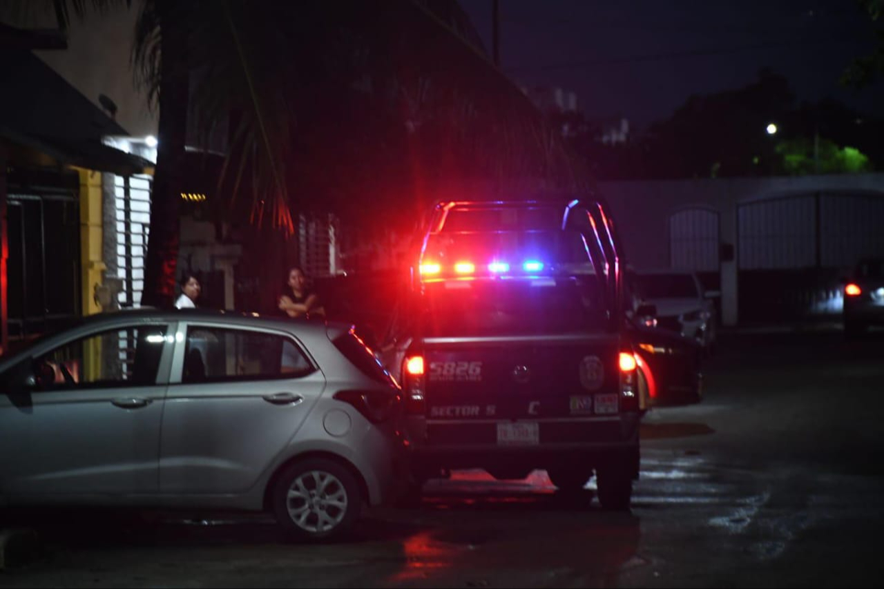A bordo de un taxi local, privan de la libertad a una persona en Cancún