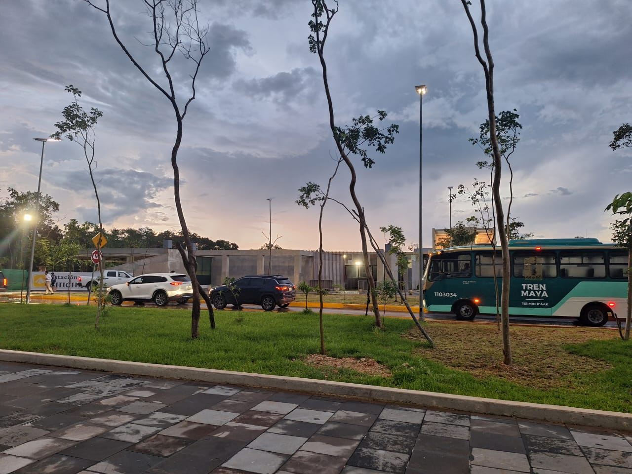 Simpatizantes de varias ciudades acudieron a verlo, pero no pudo detenerse debido a la logística y la lluvia Simpatizantes de varias ciudades acudieron a verlo, pero no pudo detenerse debido a la logística y la lluvia