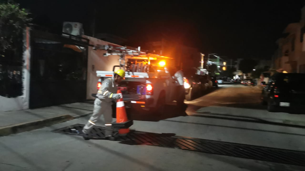 Vecinos bloquean calle por falta de energía eléctrica. Vecinos bloquean calle por falta de energía eléctrica.