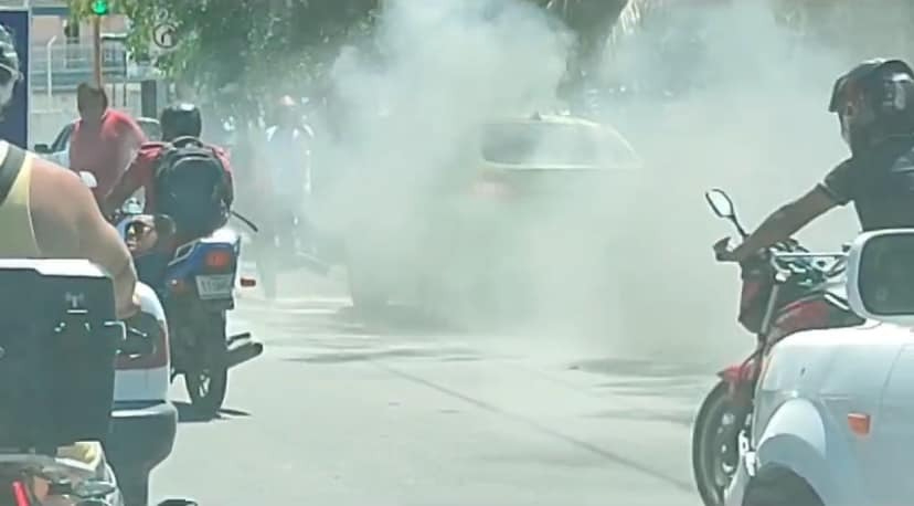 Vehículo se incendia frente a Bomberos en Chetumal. Vehículo se incendia frente a Bomberos en Chetumal.