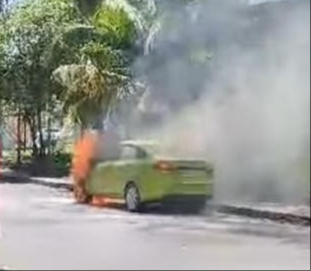 Autoridades no logran llegar a tiempo para evitar la pérdida del vehículo que se incendia frente a Bomberos en Chetumal. Autoridades no logran llegar a tiempo para evitar la pérdida del vehículo que se incendia frente a Bomberos en Chetumal.