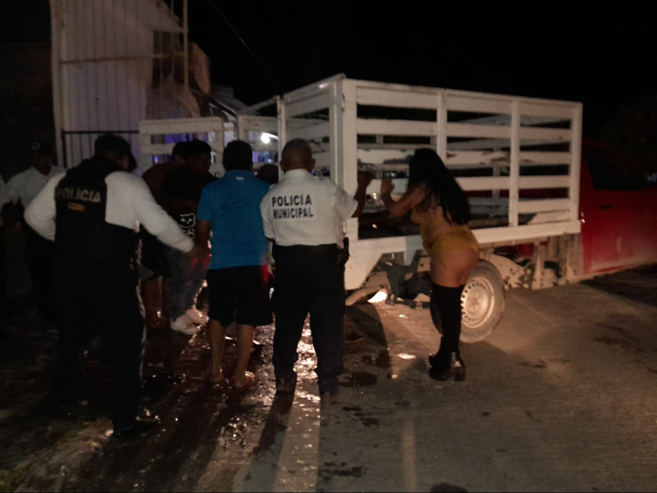 Joven resulta herido tras romper la ventana de su casa