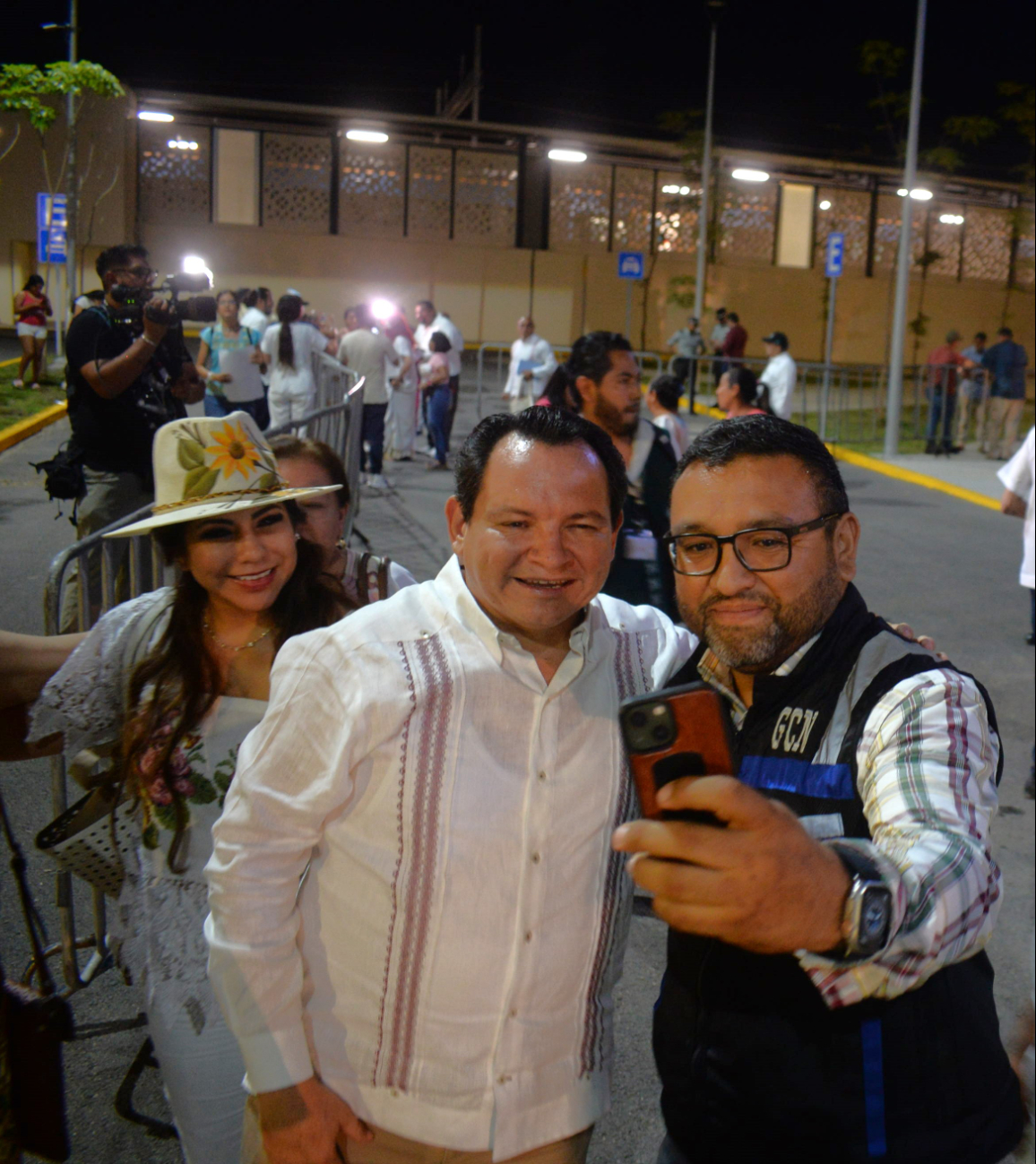 Huacho Díaz Mena se dijo totalmente agradecido con López Obrador Huacho Díaz Mena se dijo totalmente agradecido con López Obrador