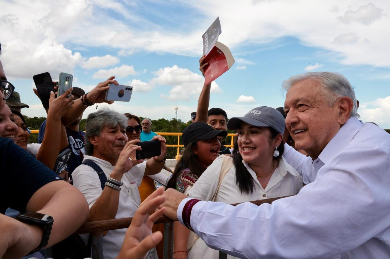 Junto con Claudia Sheinbaum, el Presidente del país recorrió los siete vagones del ferrocarril, que alcanza una velocidad de 140 kilómetros por hora Junto con Claudia Sheinbaum, el Presidente del país recorrió los siete vagones del ferrocarril, que alcanza una velocidad de 140 kilómetros por hora