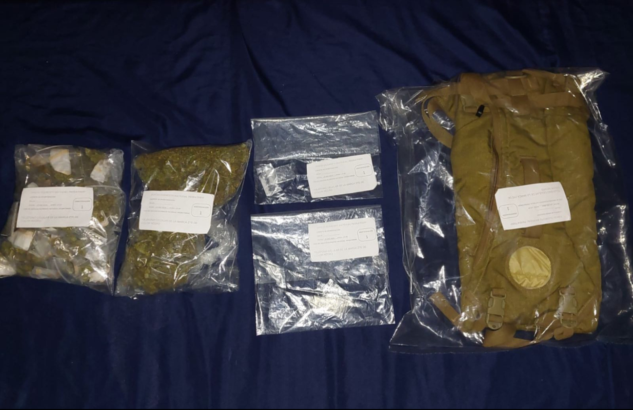 Los oficiales encontraron dos bolsas medianas de hierba seca, 45 dosis de la misma sustancia, tres envoltorios de “piedra” y dos de “cristal” Los oficiales encontraron dos bolsas medianas de hierba seca, 45 dosis de la misma sustancia, tres envoltorios de “piedra” y dos de “cristal”