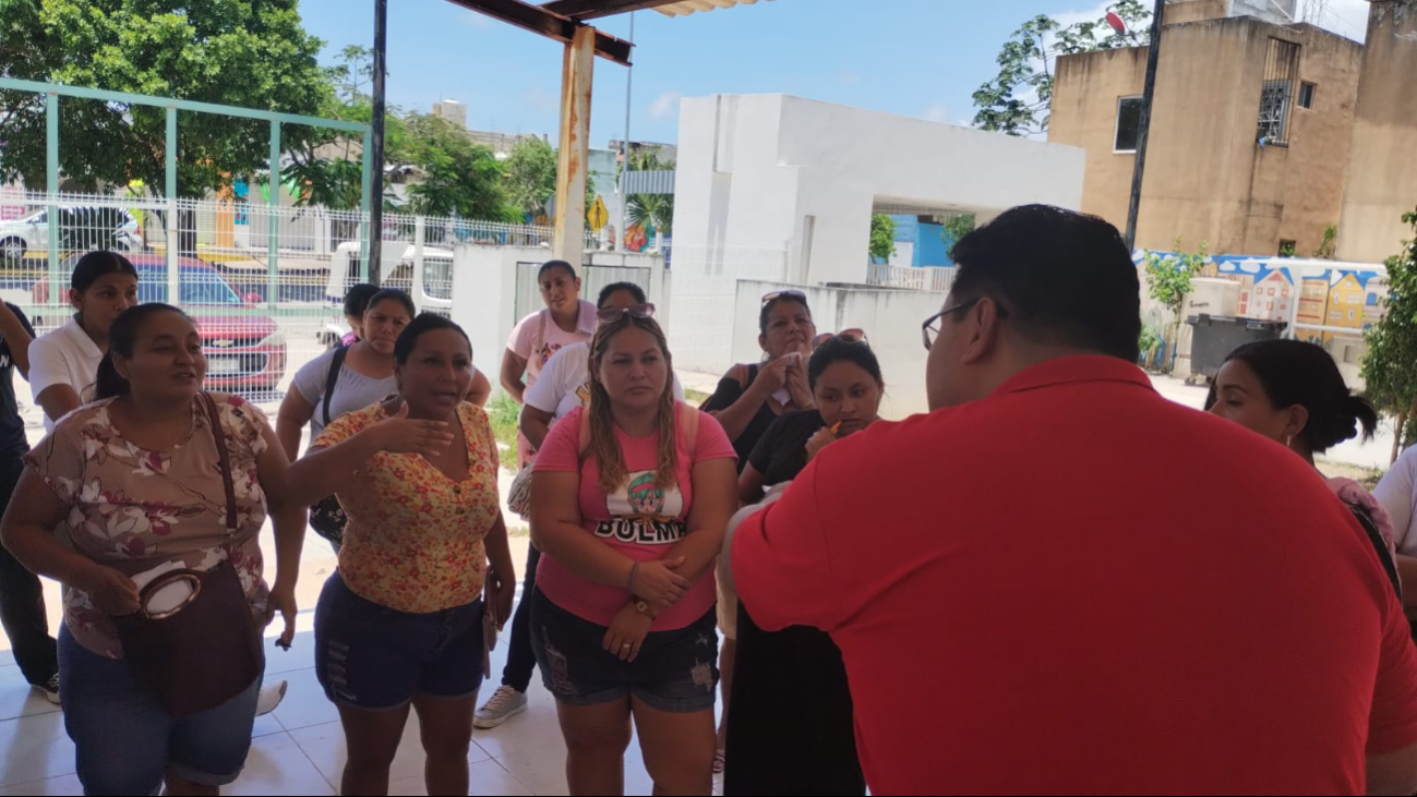 Padres de familia se manifiestan contra director de primaria por influir en la mesa directiva Padres de familia se manifiestan contra director de primaria por influir en la mesa directiva