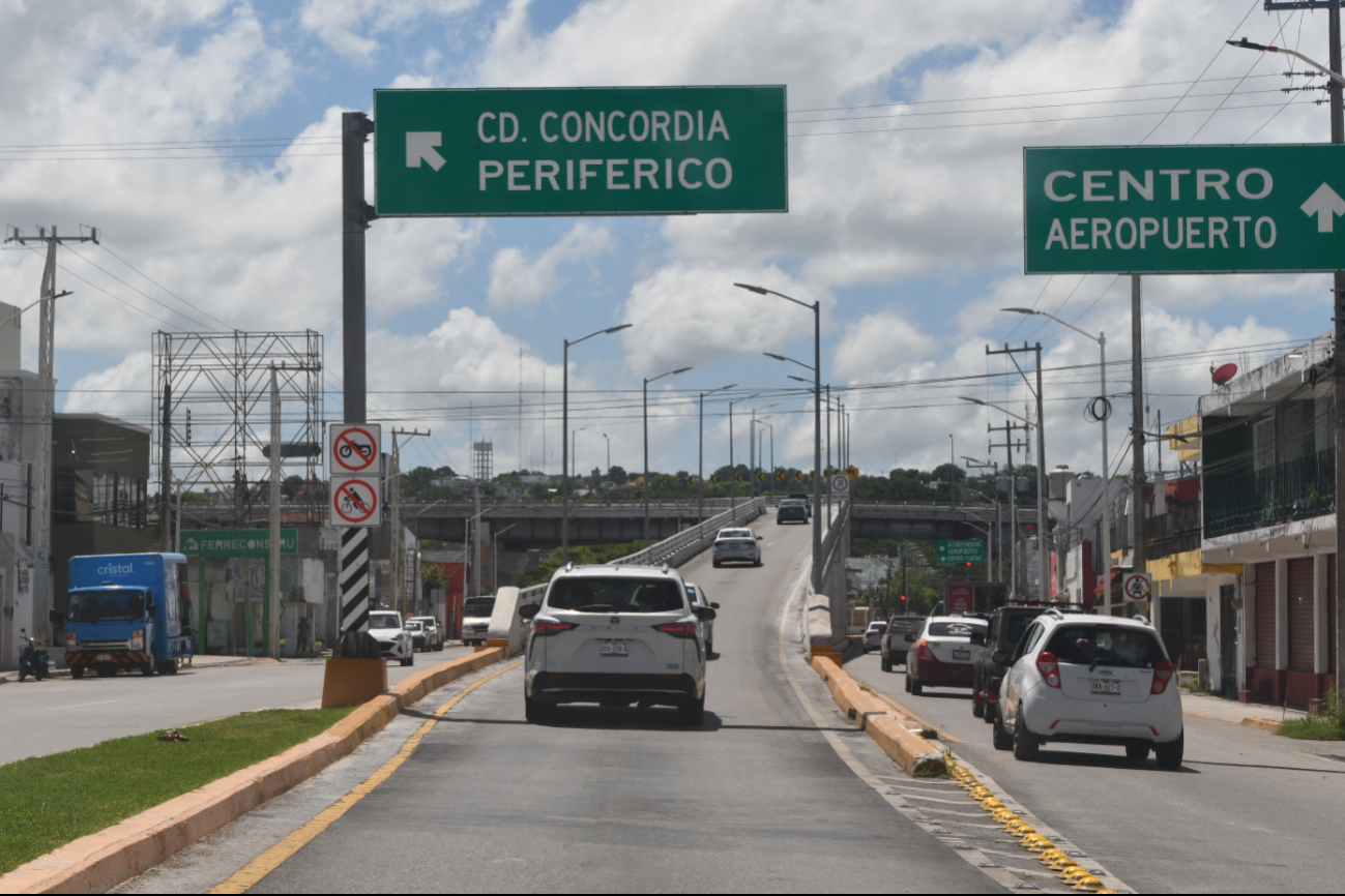 Una se aventó del segundo piso de su escuela, y otra quería arrojarse desde el Distribuidor Vial Una se aventó del segundo piso de su escuela, y otra quería arrojarse desde el Distribuidor Vial