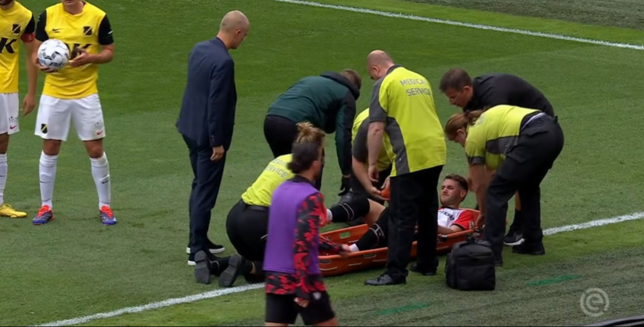 Preocupación por Santi Giménez: Sale lesionado del partido del Feyenoord 