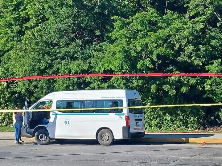 La combi donde ocurrió el ataque quedó en la avenida CTM, mientras los pasajeros huían del lugar. La combi donde ocurrió el ataque quedó en la avenida CTM, mientras los pasajeros huían del lugar.