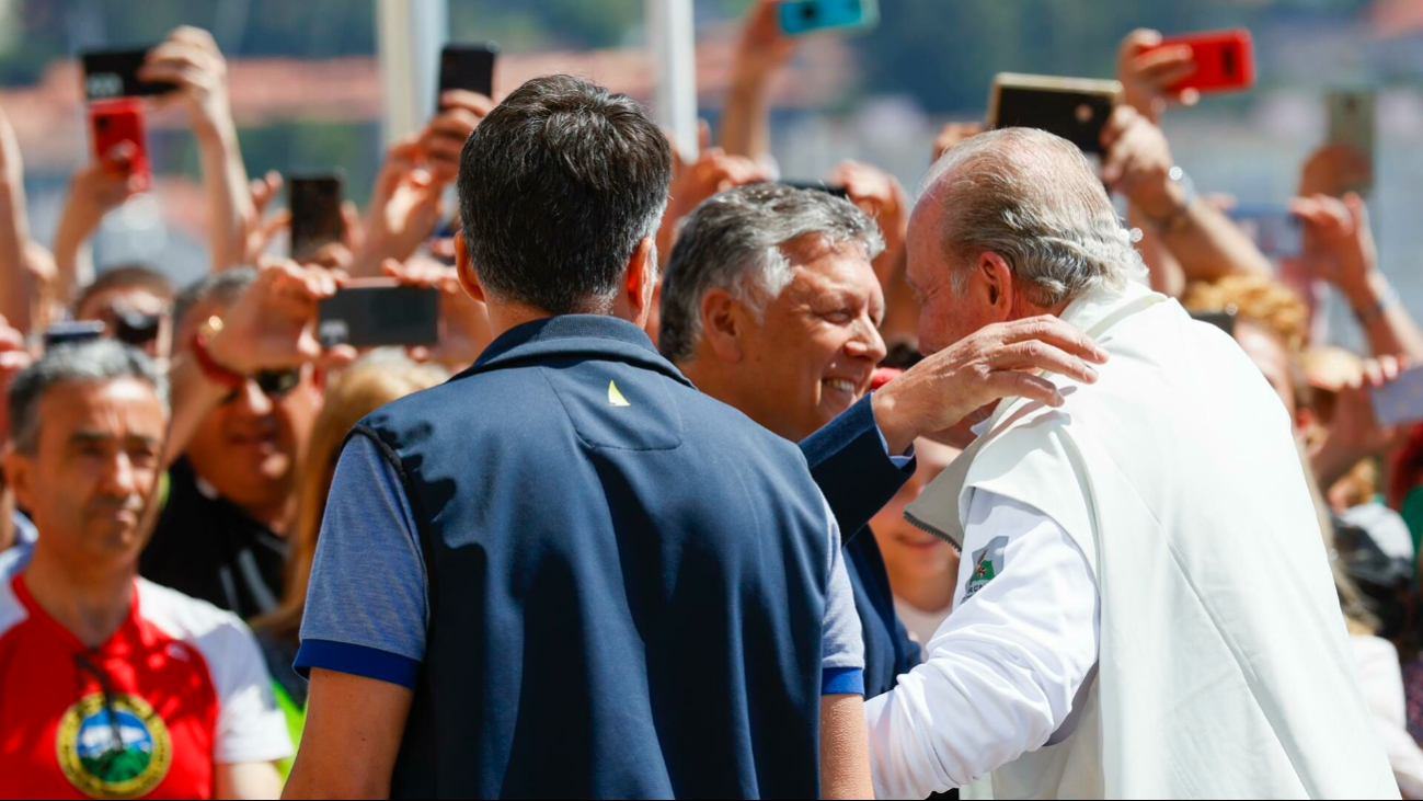 La gente admira su trato a los demás La gente admira su trato a los demás