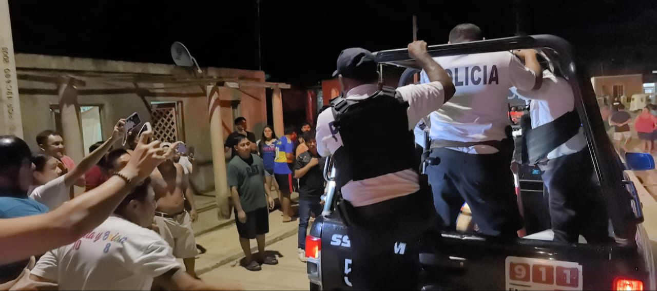 La policía interviene para proteger al presunto ladrón, tras golpes que sufrió antes de ser detenido. La policía interviene para proteger al presunto ladrón, tras golpes que sufrió antes de ser detenido.