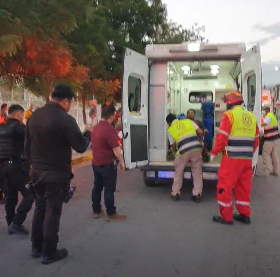 Policía atropella a 6 adultos mayores tras quedarse dormido. Cruz Roja llega al lugar para atender a los heridos. Policía atropella a 6 adultos mayores tras quedarse dormido. Cruz Roja llega al lugar para atender a los heridos.