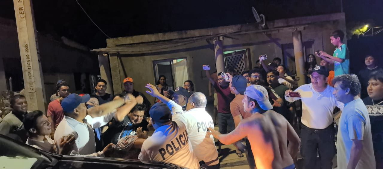 Vecinos enfurecidos intentan linchar a un presunto ladrón en la colonia San Martín, Hopelchén. Vecinos enfurecidos intentan linchar a un presunto ladrón en la colonia San Martín, Hopelchén.