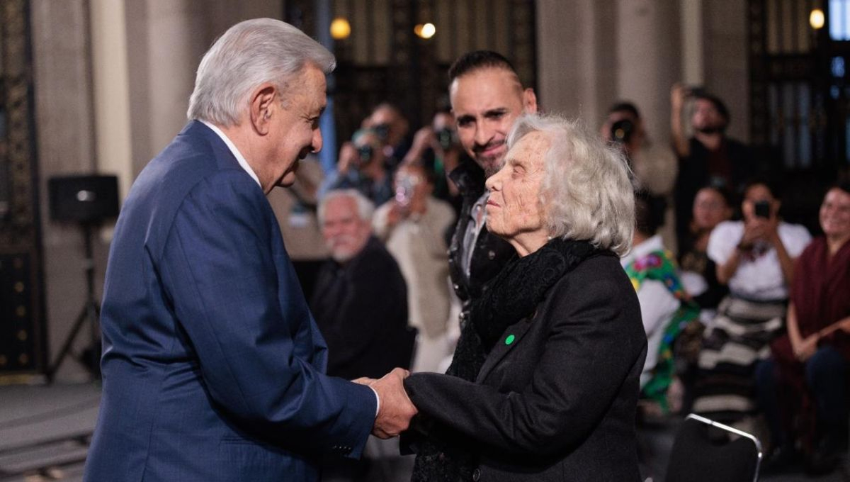 Andrés Manuel López Orador y la escritora Elena Poniatowska Andrés Manuel López Orador y la escritora Elena Poniatowska