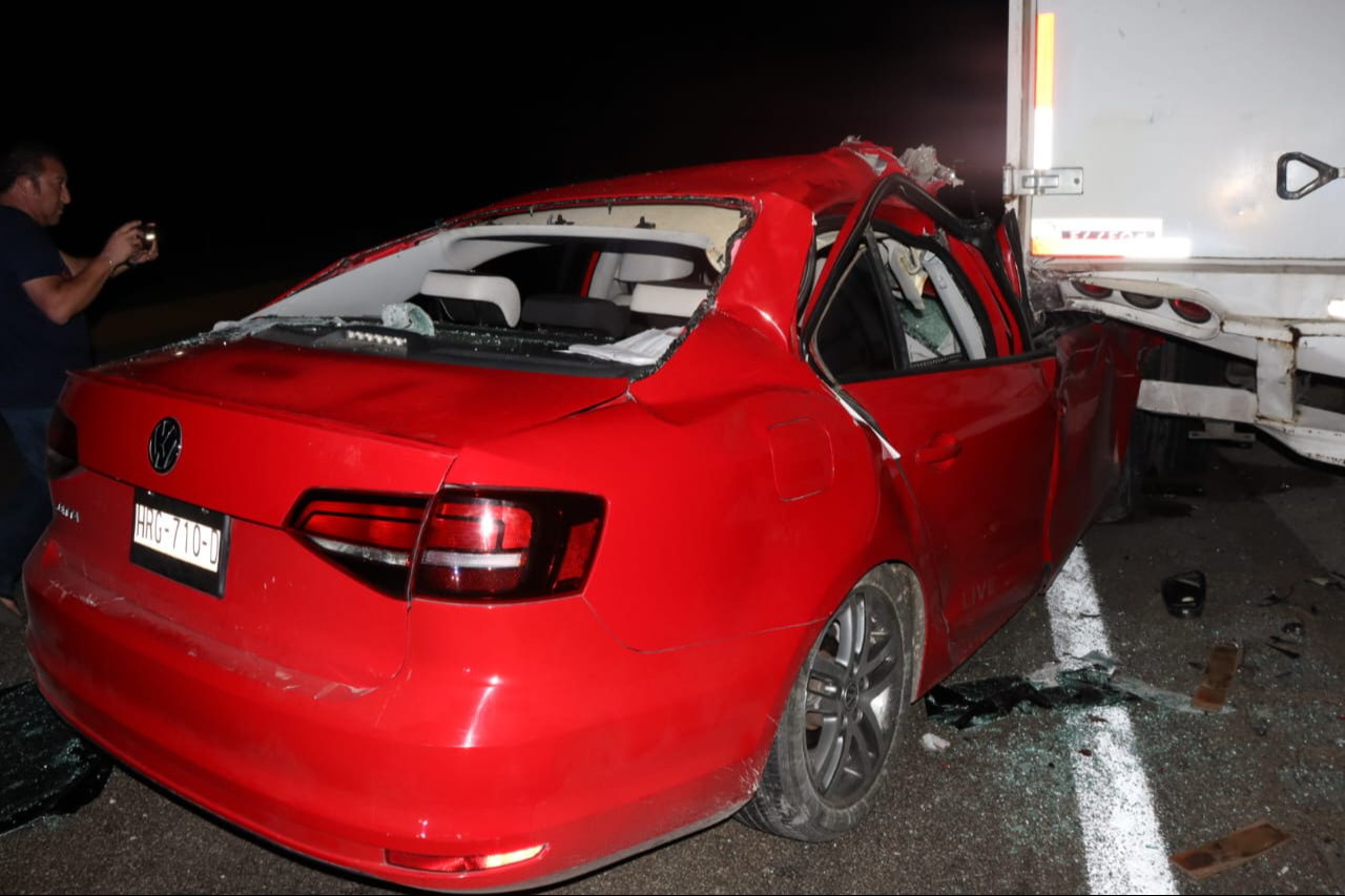 El accidente ocurrió cuando el conductor se dormitó y chocó contra una camioneta El accidente ocurrió cuando el conductor se dormitó y chocó contra una camioneta