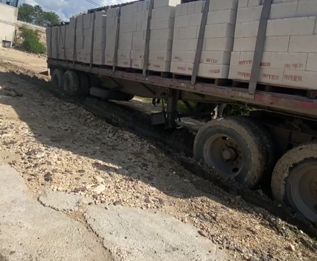 El camión, que transportaba bloques de concreto, quedó atrapado en el lodo tras la lluvia de la noche anterior El camión, que transportaba bloques de concreto, quedó atrapado en el lodo tras la lluvia de la noche anterior