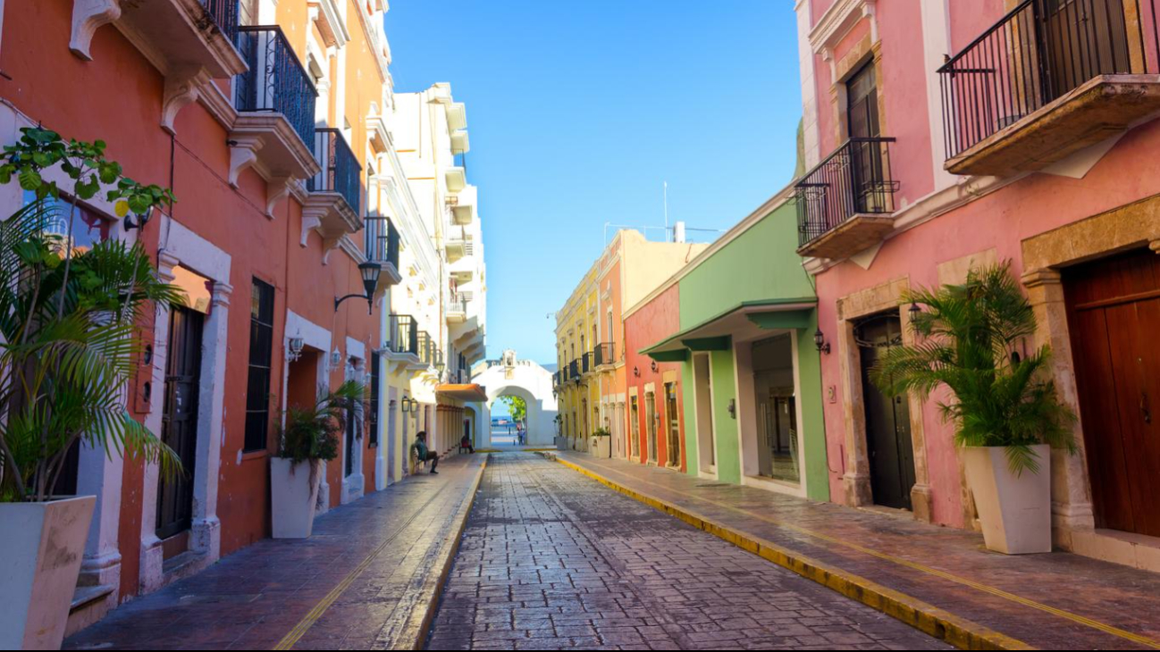 Los hostales en el centro histórico y cerca del Baluarte de San Francisco cuestan desde $240 MXN por noche Los hostales en el centro histórico y cerca del Baluarte de San Francisco cuestan desde $240 MXN por noche