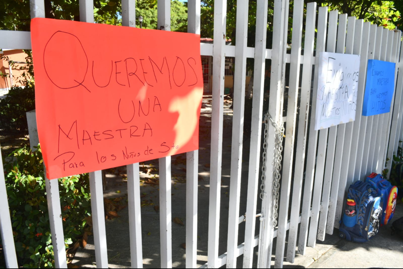 Los padres cerraron la escuela y colocaron cartulinas exigiendo una maestra para sus hijos Los padres cerraron la escuela y colocaron cartulinas exigiendo una maestra para sus hijos