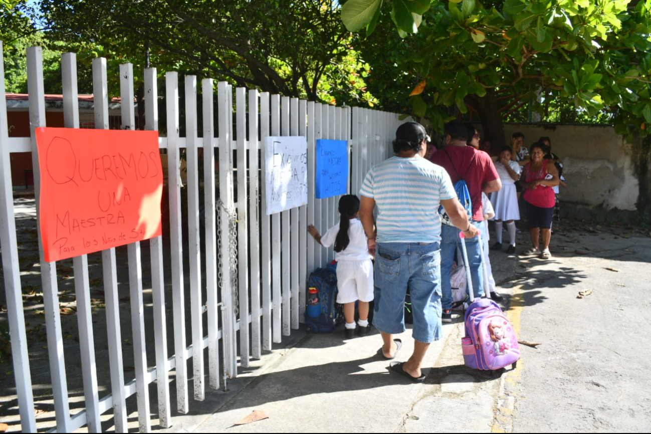 En Campeche, padres de familia toman escuela primaria  por falta de maestra