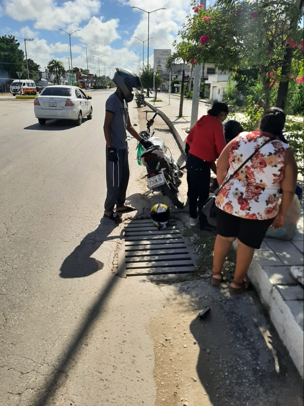 Madre e hijo terminan en el hospital al derrapar en motocicleta, en Escárcega