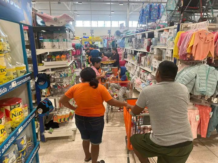 Cancunenses dan prioridad al agua y alimentos no perecederos Cancunenses dan prioridad al agua y alimentos no perecederos
