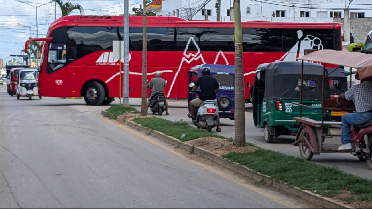 Choferes de ADO continúan obstrucciones en avenidas de José María Morelos Choferes de ADO continúan obstrucciones en avenidas de José María Morelos
