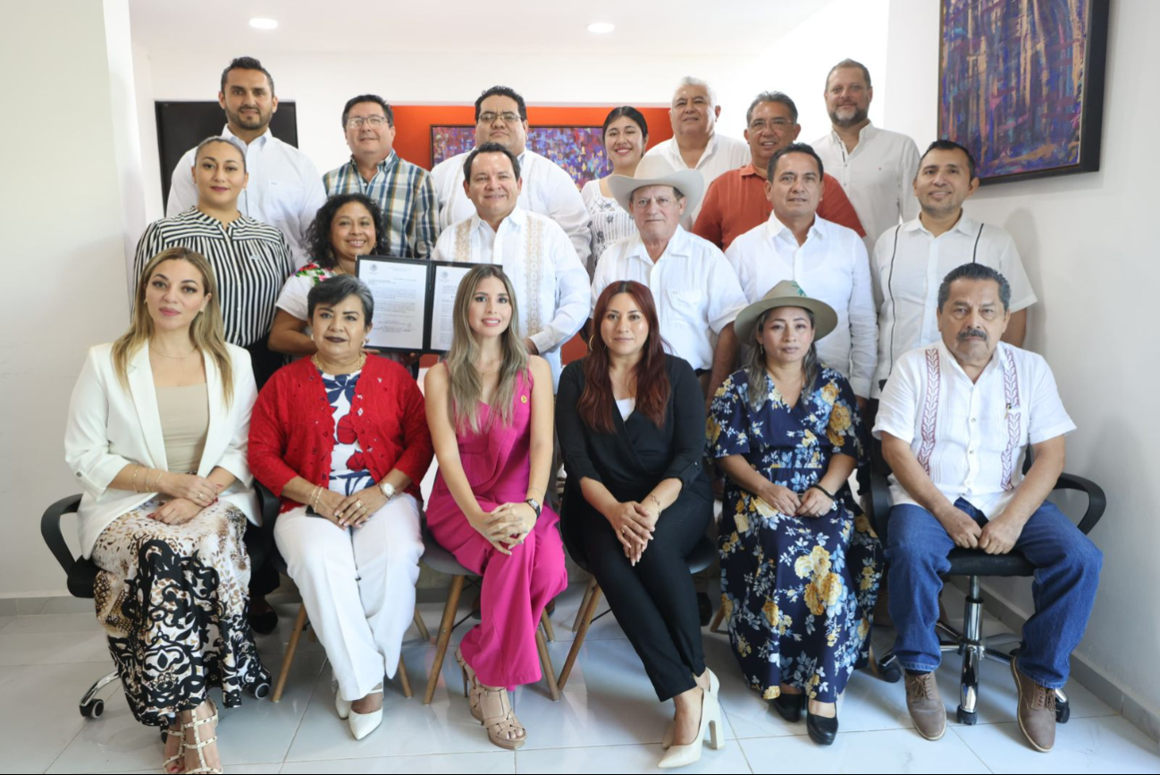 El próximo mandatario recibió el documento en sus ofi cinas, de manos de la Presidenta de la Mesa Directiva de Congreso del Estado. El próximo mandatario recibió el documento en sus ofi cinas, de manos de la Presidenta de la Mesa Directiva de Congreso del Estado.