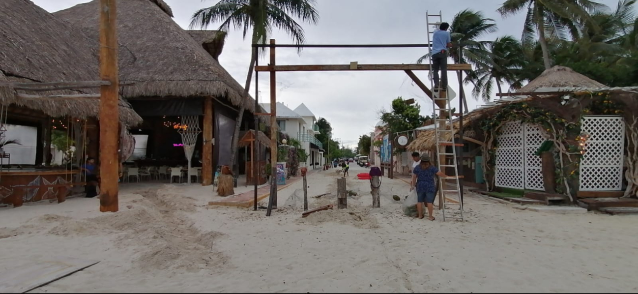 En diferentes playas de la zona se preparan para la llegada del huracán En diferentes playas de la zona se preparan para la llegada del huracán