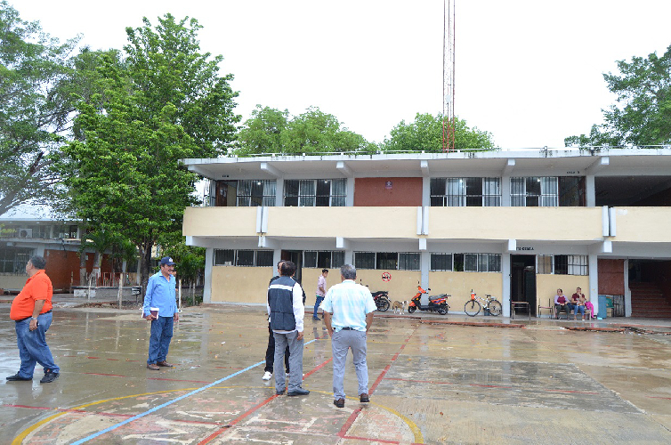 Escuela Secundaria técnica No. 27 en Fidel Velázques, habilitada como refugio temporal Escuela Secundaria técnica No. 27 en Fidel Velázques, habilitada como refugio temporal