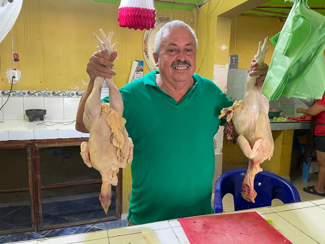 José Ángel Pérez Santisbón, comerciante, explicó que los precios de las aves en pie son variables y que el aumento reciente fue de cinco pesos José Ángel Pérez Santisbón, comerciante, explicó que los precios de las aves en pie son variables y que el aumento reciente fue de cinco pesos
