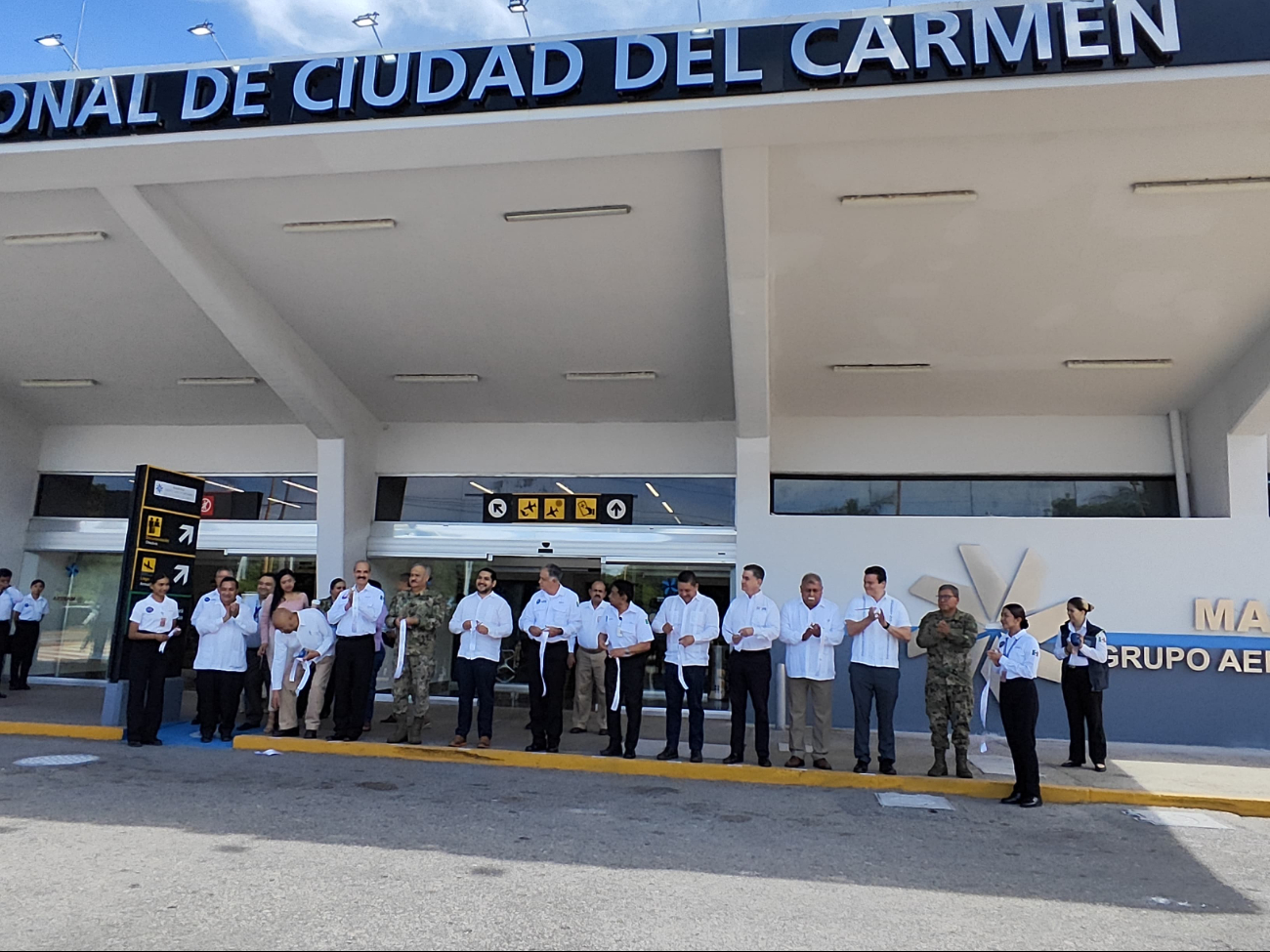 La aviación laboral, especialmente para Pemex, es la principal actividad del aeropuerto La aviación laboral, especialmente para Pemex, es la principal actividad del aeropuerto