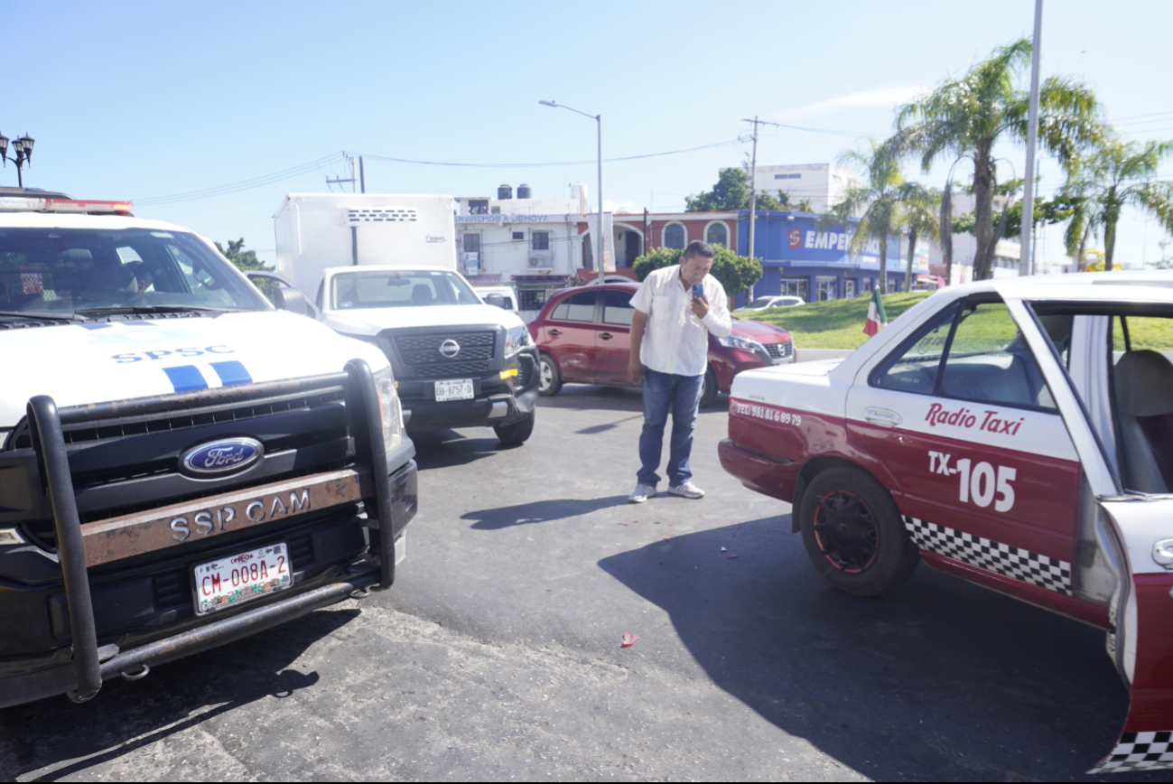 Particular choca por alcance a taxi urbano en Glorieta de San Pedro Particular choca por alcance a taxi urbano en Glorieta de San Pedro