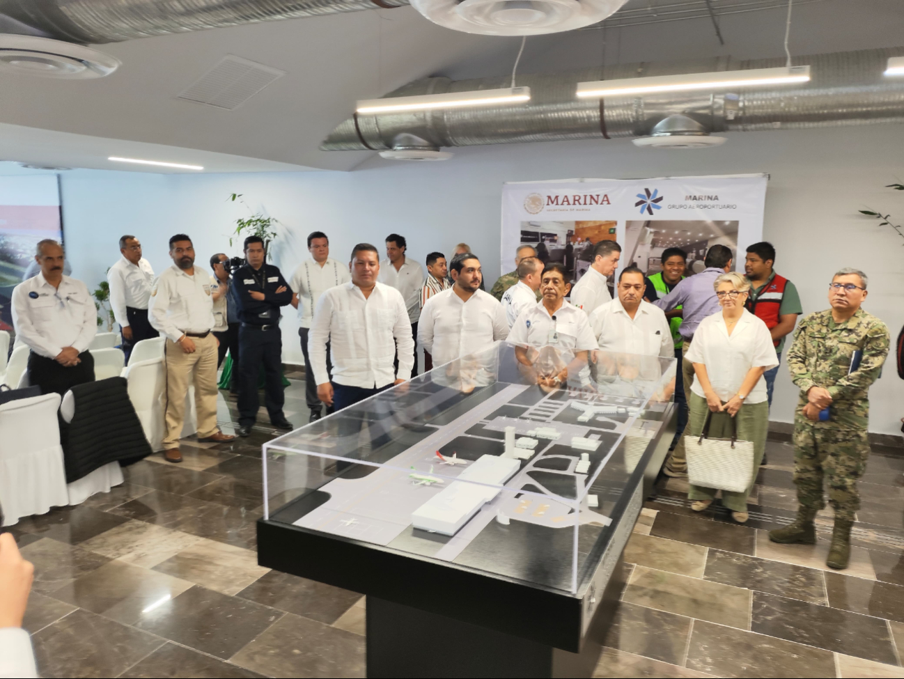 Se contempla la construcción de un cárcamo de rebombeo y la ampliación de la pista a al menos 2,400 metros para acomodar aviones 737 y 800 Se contempla la construcción de un cárcamo de rebombeo y la ampliación de la pista a al menos 2,400 metros para acomodar aviones 737 y 800