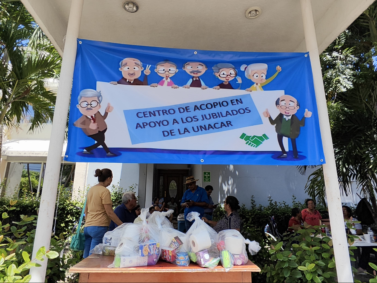  Jubilados de la Universidad de Carmen piden víveres a la ciudadanía