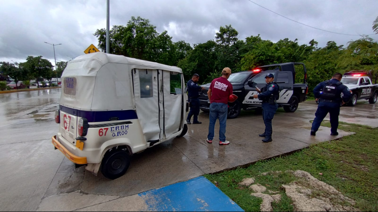 Chofer de mototaxi choca contra patrulla de la Policía Municipal en Playa del Carmen Chofer de mototaxi choca contra patrulla de la Policía Municipal en Playa del Carmen