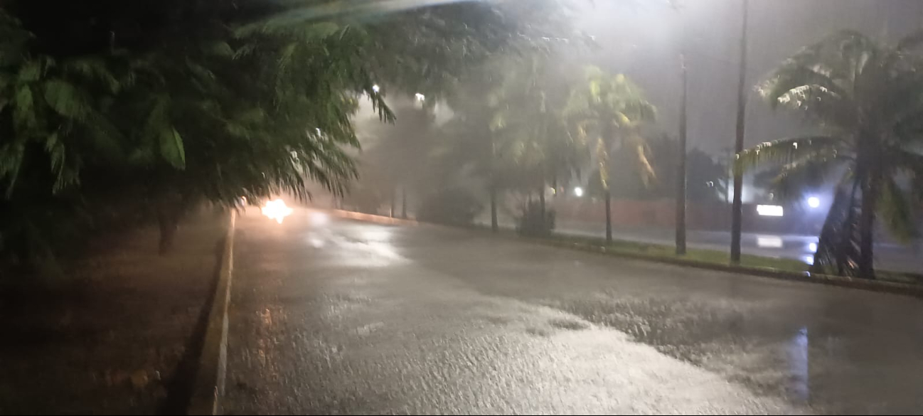 Debido a las fuertes lluvias no hay casi presencia de peatones o coches Debido a las fuertes lluvias no hay casi presencia de peatones o coches