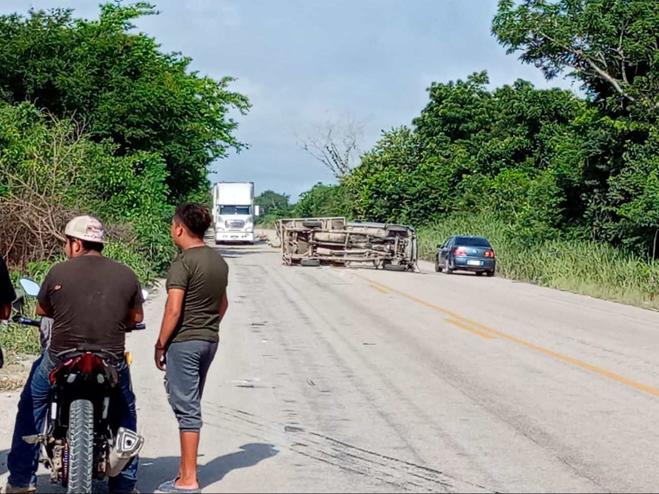 El accidente involucró una grúa que invadió el carril contrario y una camioneta azul El accidente involucró una grúa que invadió el carril contrario y una camioneta azul