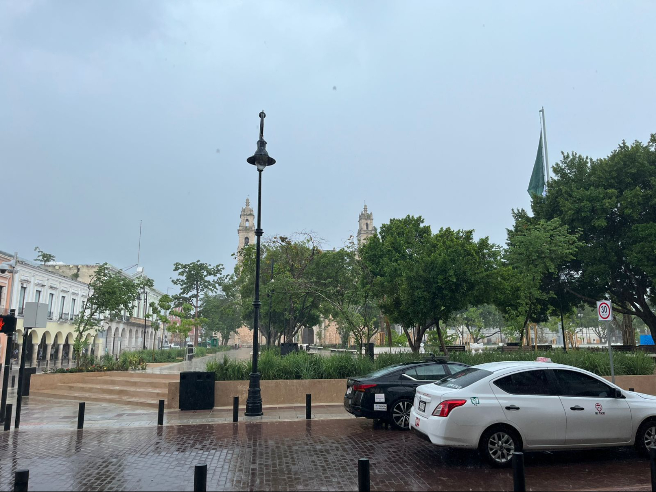 Helene ahora como Huracán categoría 1 provoca fuertes lluvias en Mérida Helene ahora como Huracán categoría 1 provoca fuertes lluvias en Mérida