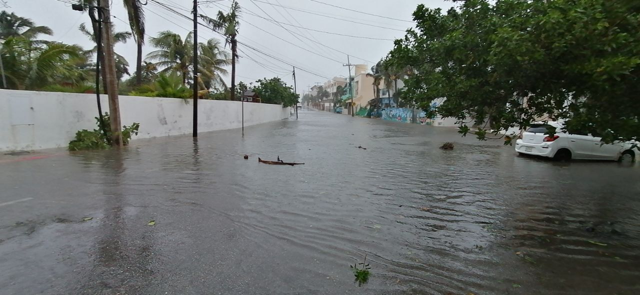 Huracán "Hellen" provoca inundaciones y evacuaciones en en Isla Mujeres Huracán "Hellen" provoca inundaciones y evacuaciones en en Isla Mujeres