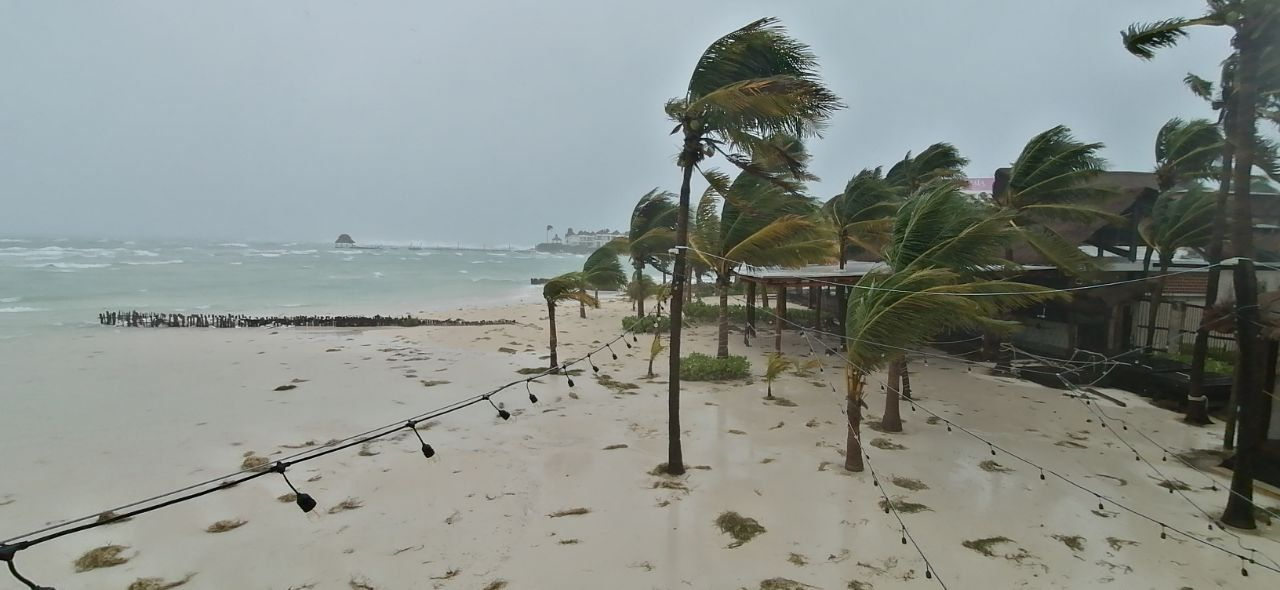 Huracán "Helene" provoca inundaciones  y evacuaciones en Isla Mujeres