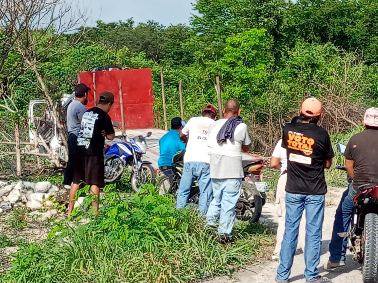La grúa se salió de la carretera y su conductor se dio a la fuga. La grúa se salió de la carretera y su conductor se dio a la fuga.