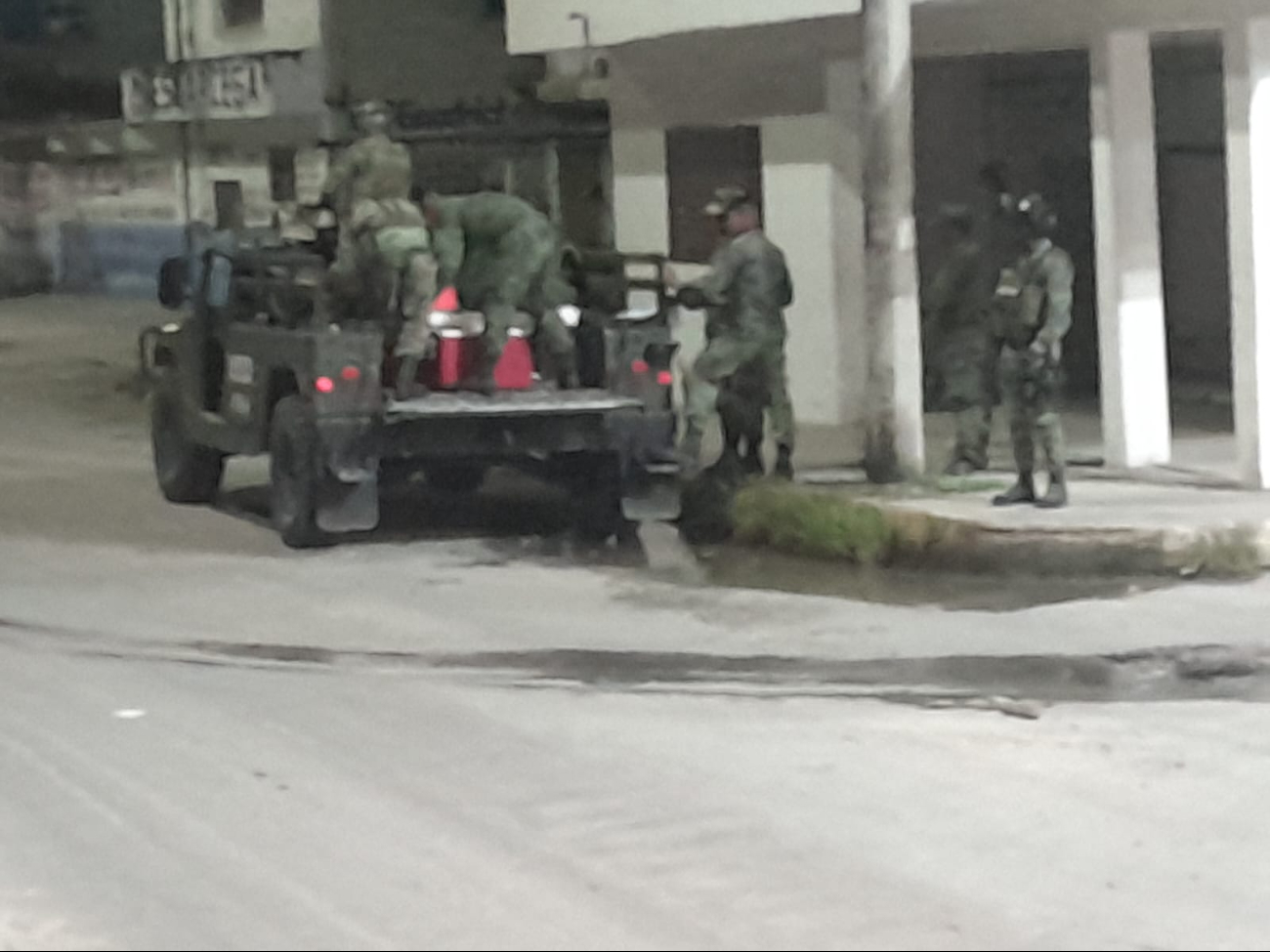 Los militares encontraron el arma y municiones en un bulto abandonado a la orilla de la vialidad Los militares encontraron el arma y municiones en un bulto abandonado a la orilla de la vialidad